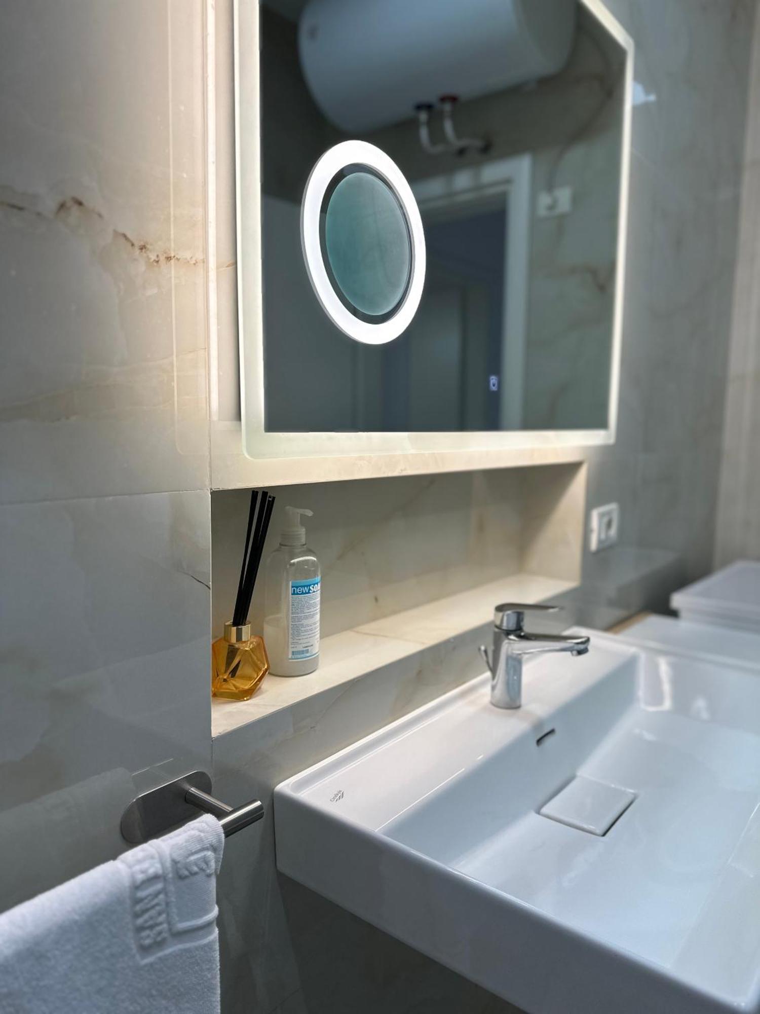 Lungomare Luxury Sea View Apartaments Vlorë Exteriör bild