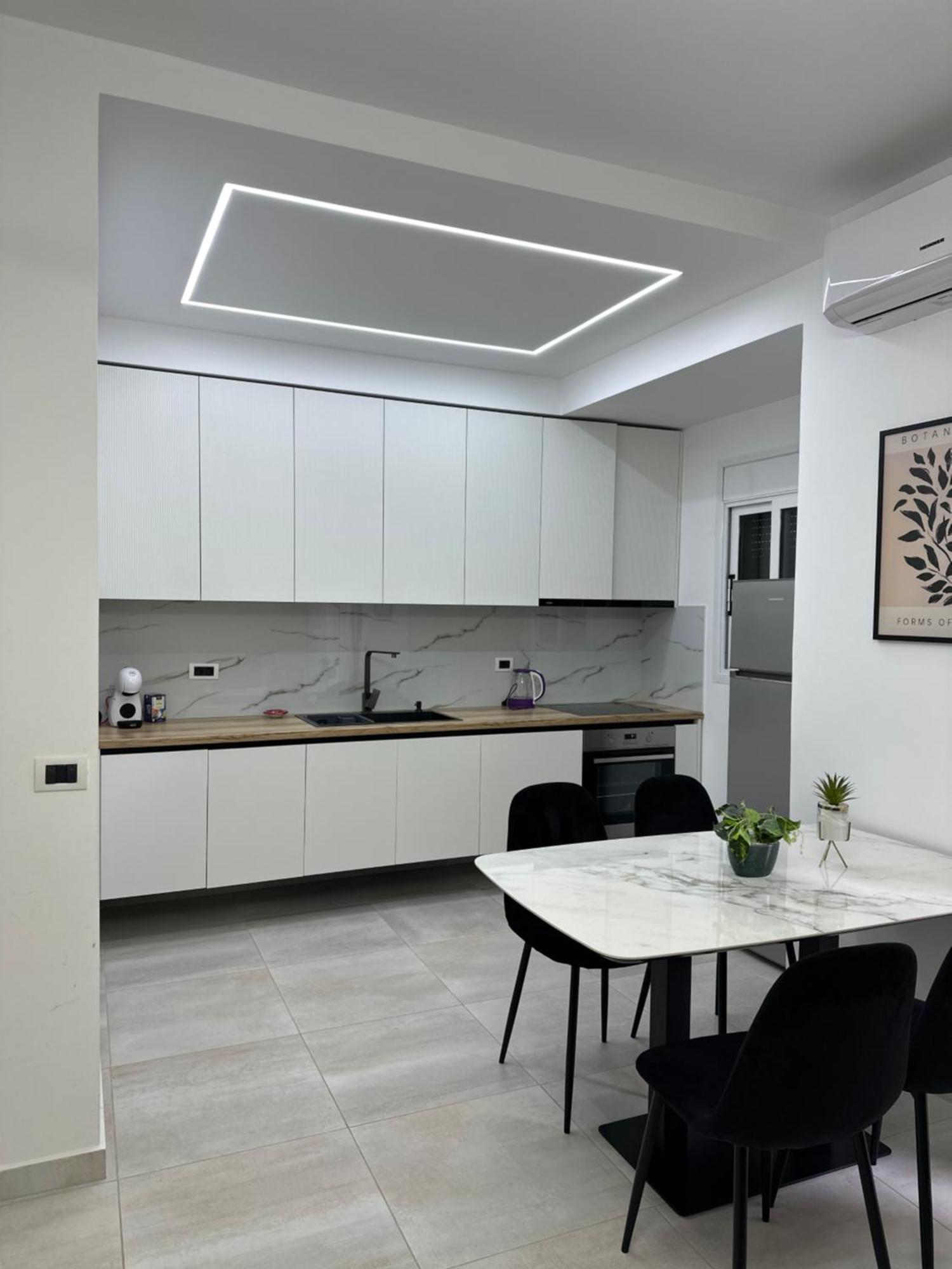 Lungomare Luxury Sea View Apartaments Vlorë Exteriör bild